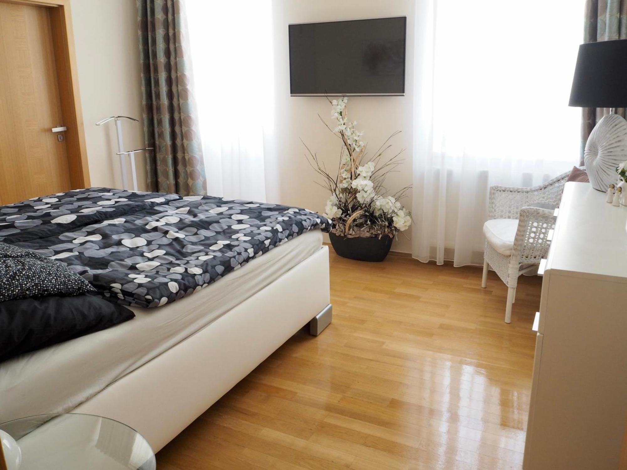 마리안스케 라즈네 Balconies Above Colonnade 아파트 외부 사진