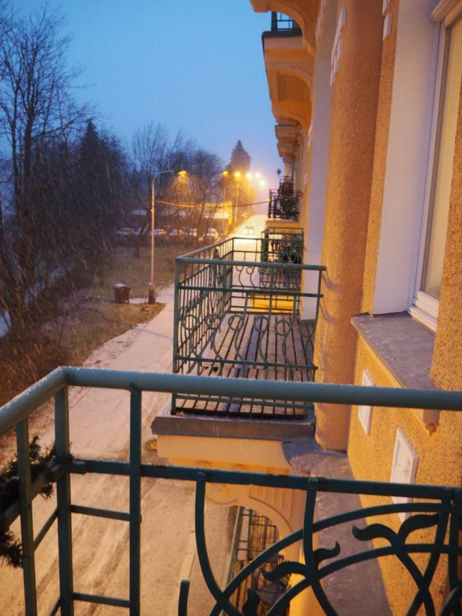 마리안스케 라즈네 Balconies Above Colonnade 아파트 외부 사진